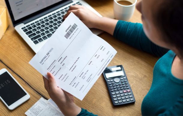 persona alla scrivania gestire acquisti indiretti